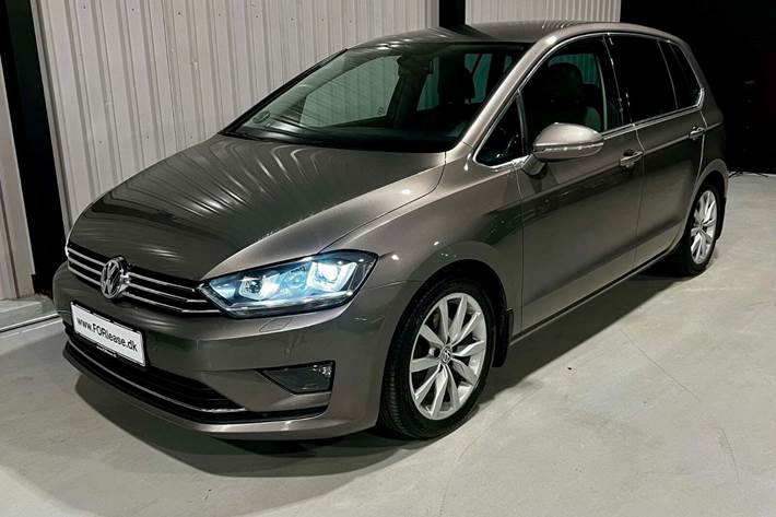 Grå VW Golf Sportsvan fra 2015 set udefra