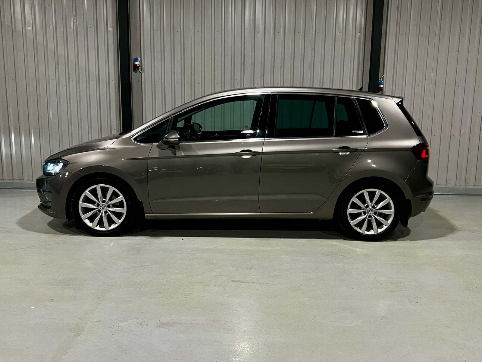 Grå VW Golf Sportsvan fra 2015