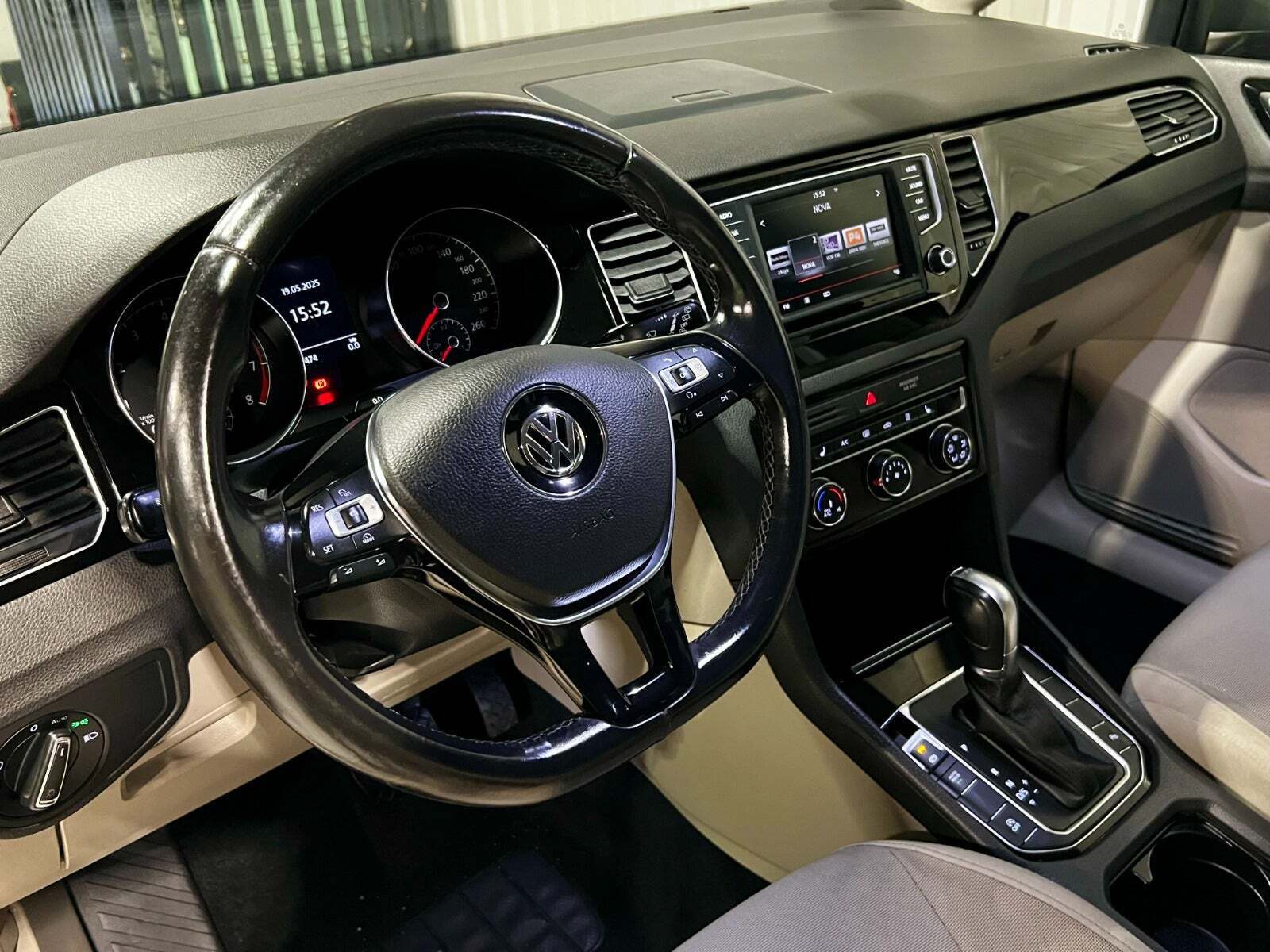 Grå VW Golf Sportsvan fra 2015