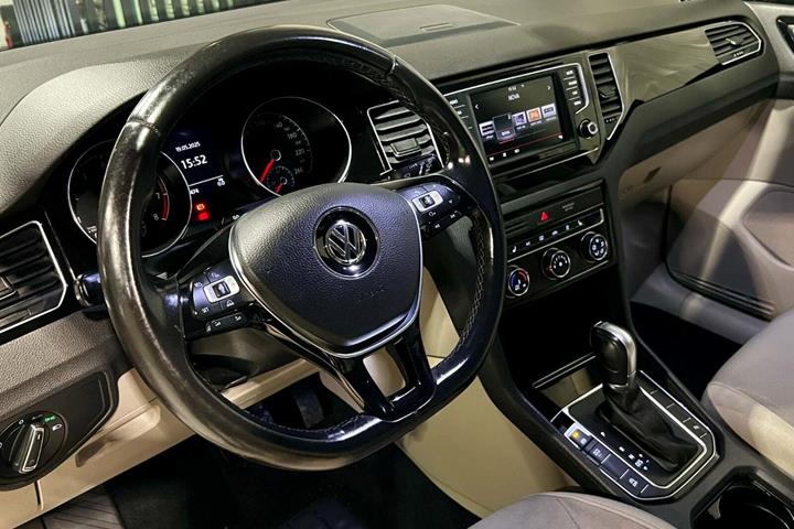 Grå VW Golf Sportsvan fra 2015