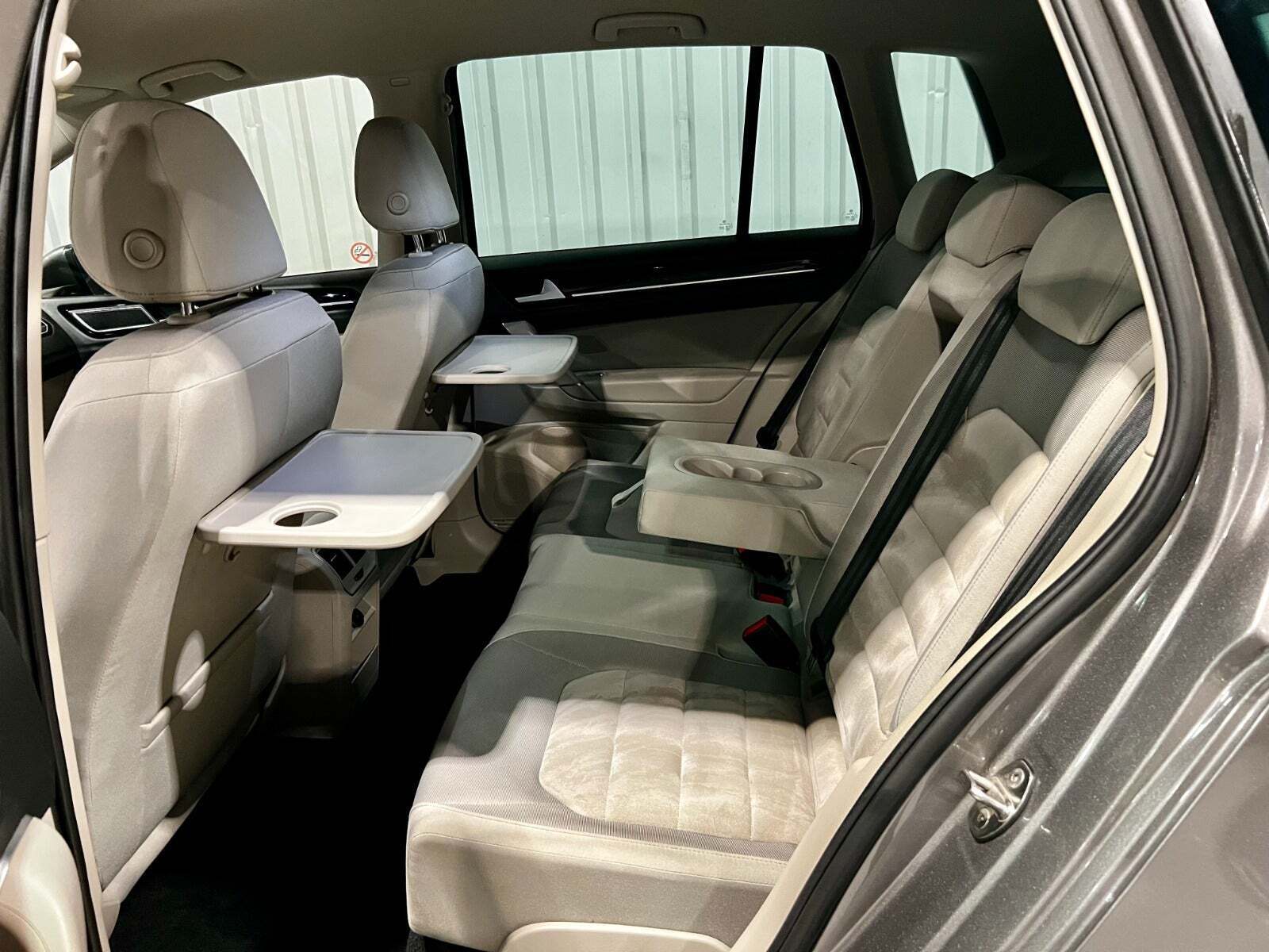 Grå VW Golf Sportsvan fra 2015