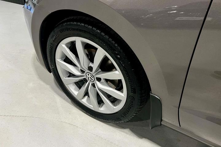Grå VW Golf Sportsvan fra 2015