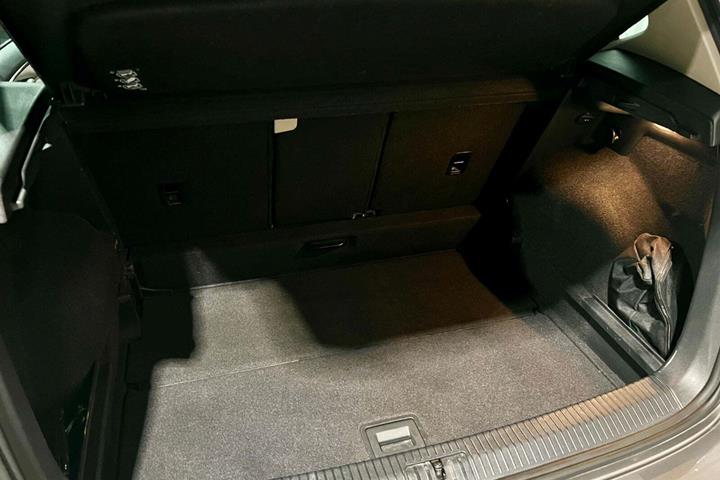 Grå VW Golf Sportsvan fra 2015