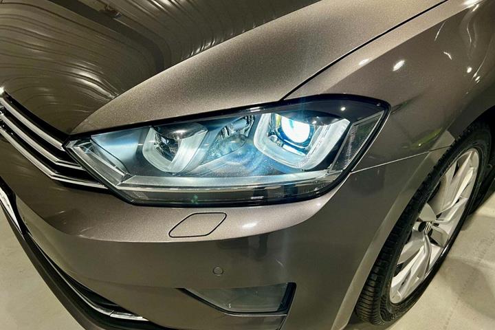 Grå VW Golf Sportsvan fra 2015