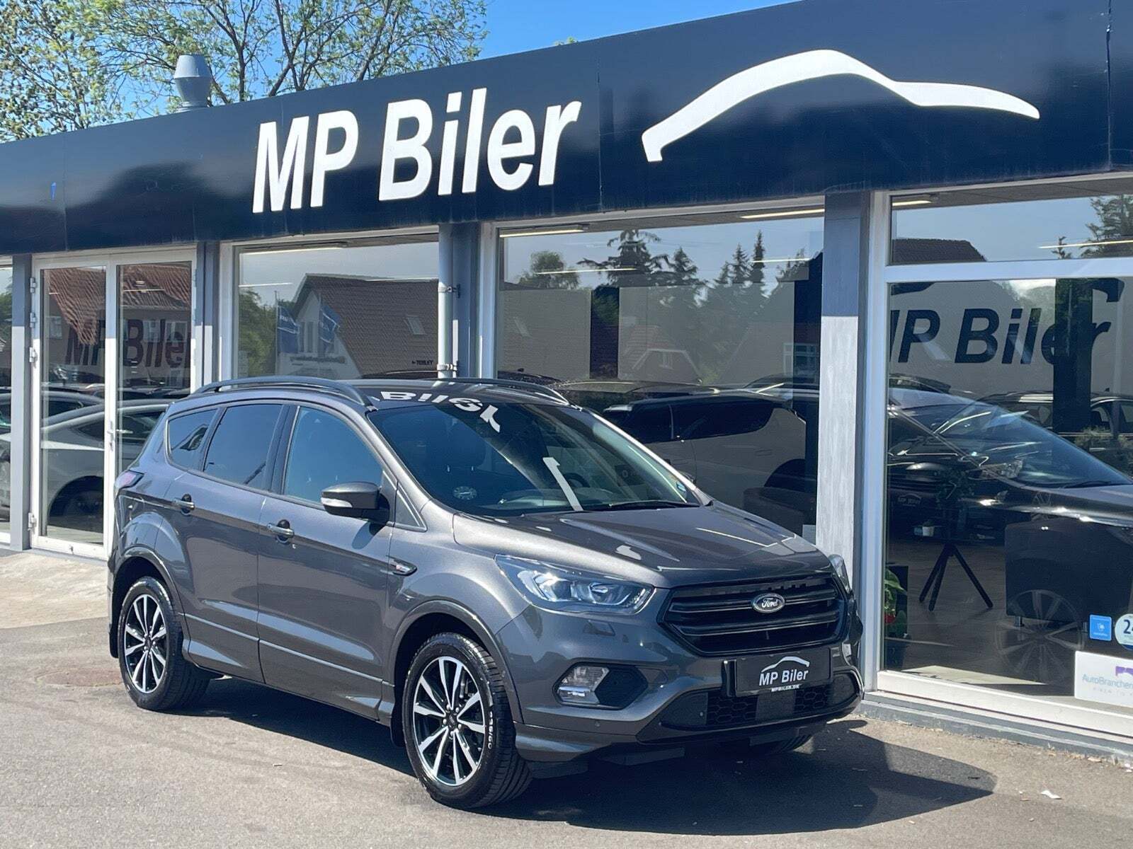 Grå Ford Kuga fra 2018 set udefra