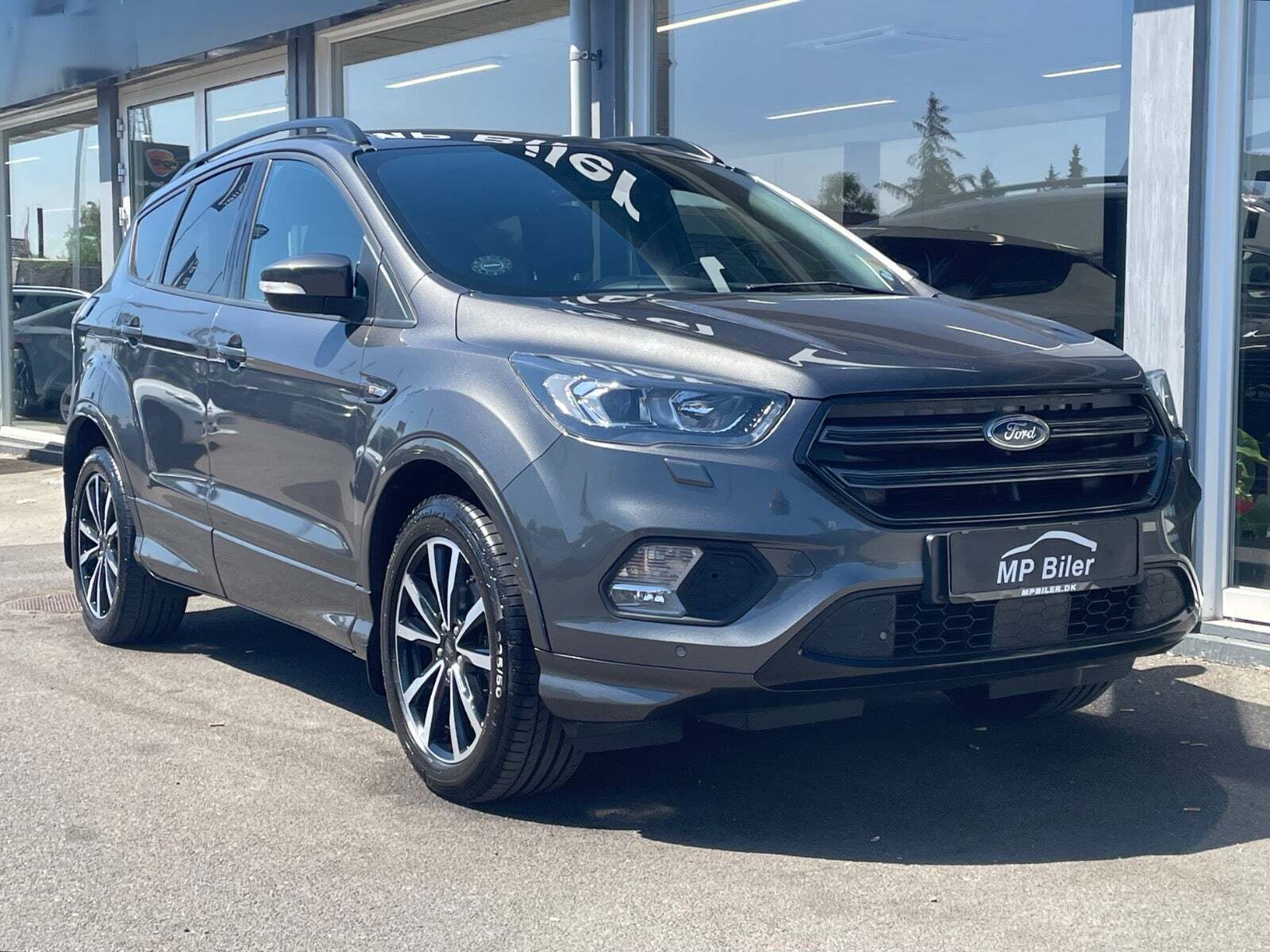 Grå Ford Kuga fra 2018