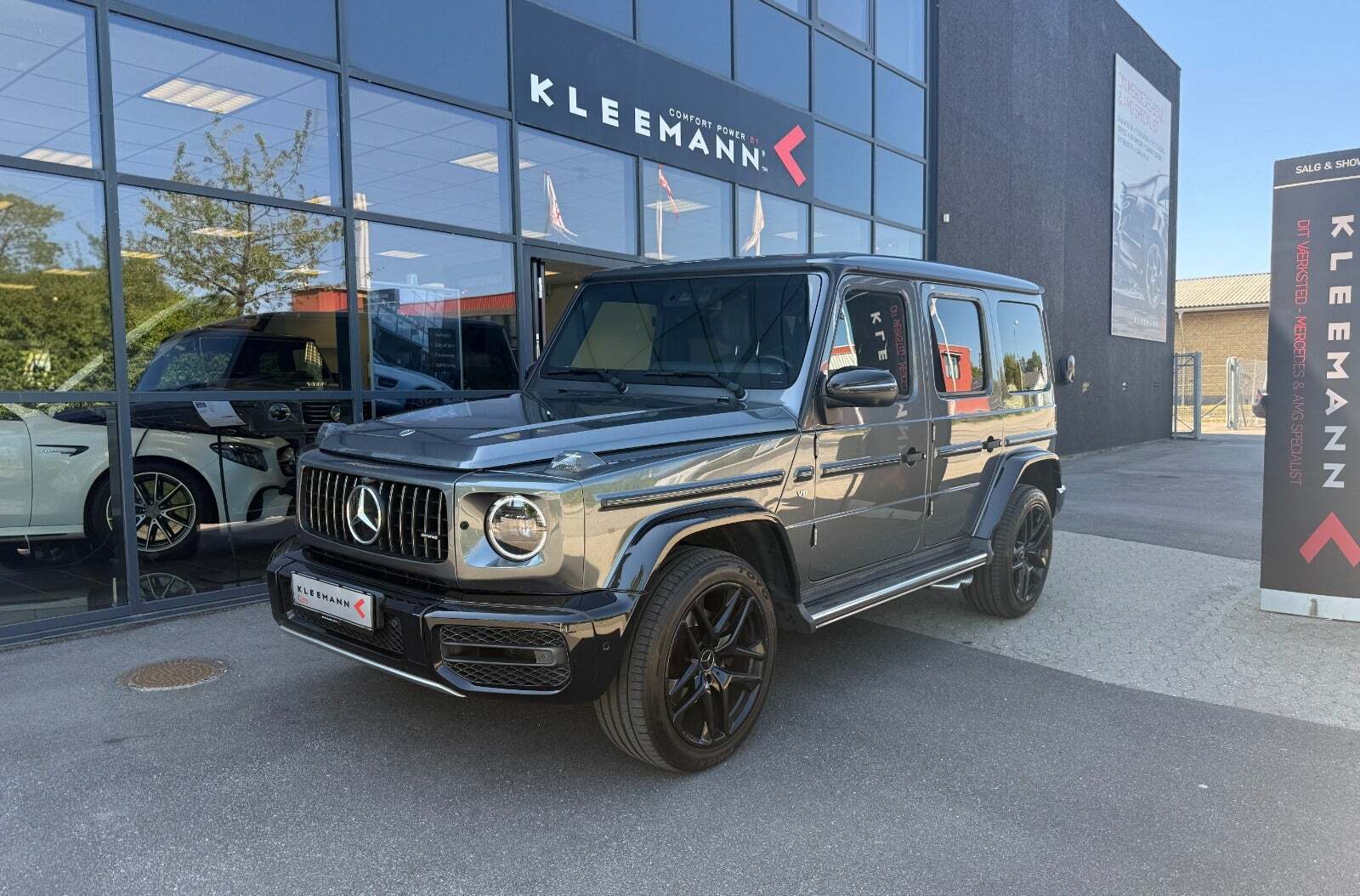 Grå Mercedes G500 fra 2018 set udefra