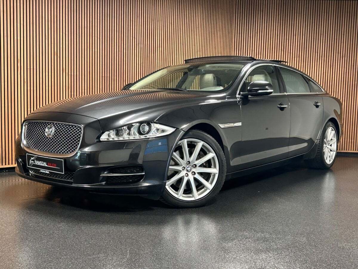 Sort Jaguar XJ fra 2012 set udefra