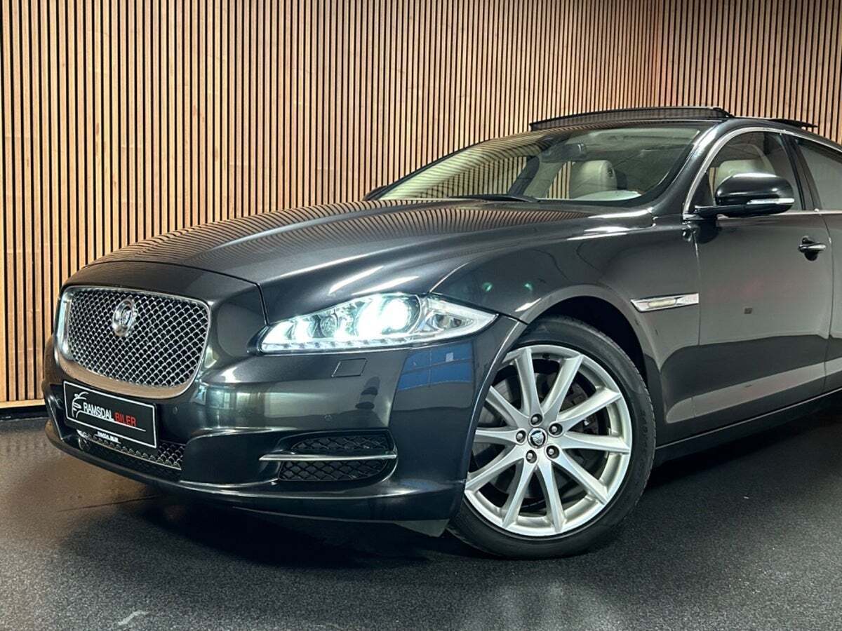Sort Jaguar XJ fra 2012