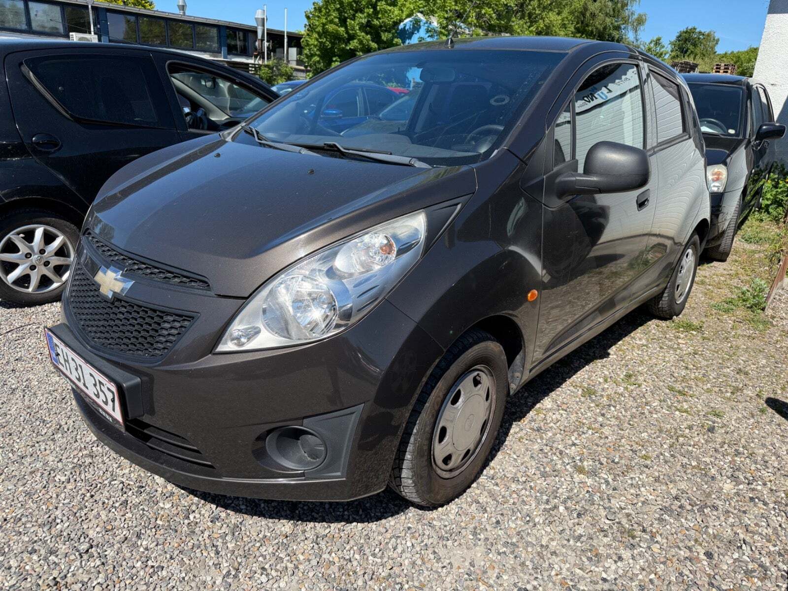 Brun Chevrolet Spark fra 2011 set udefra