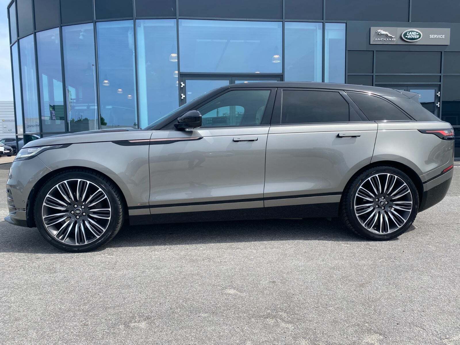 Grå Land Rover Range Rover Velar fra 2017