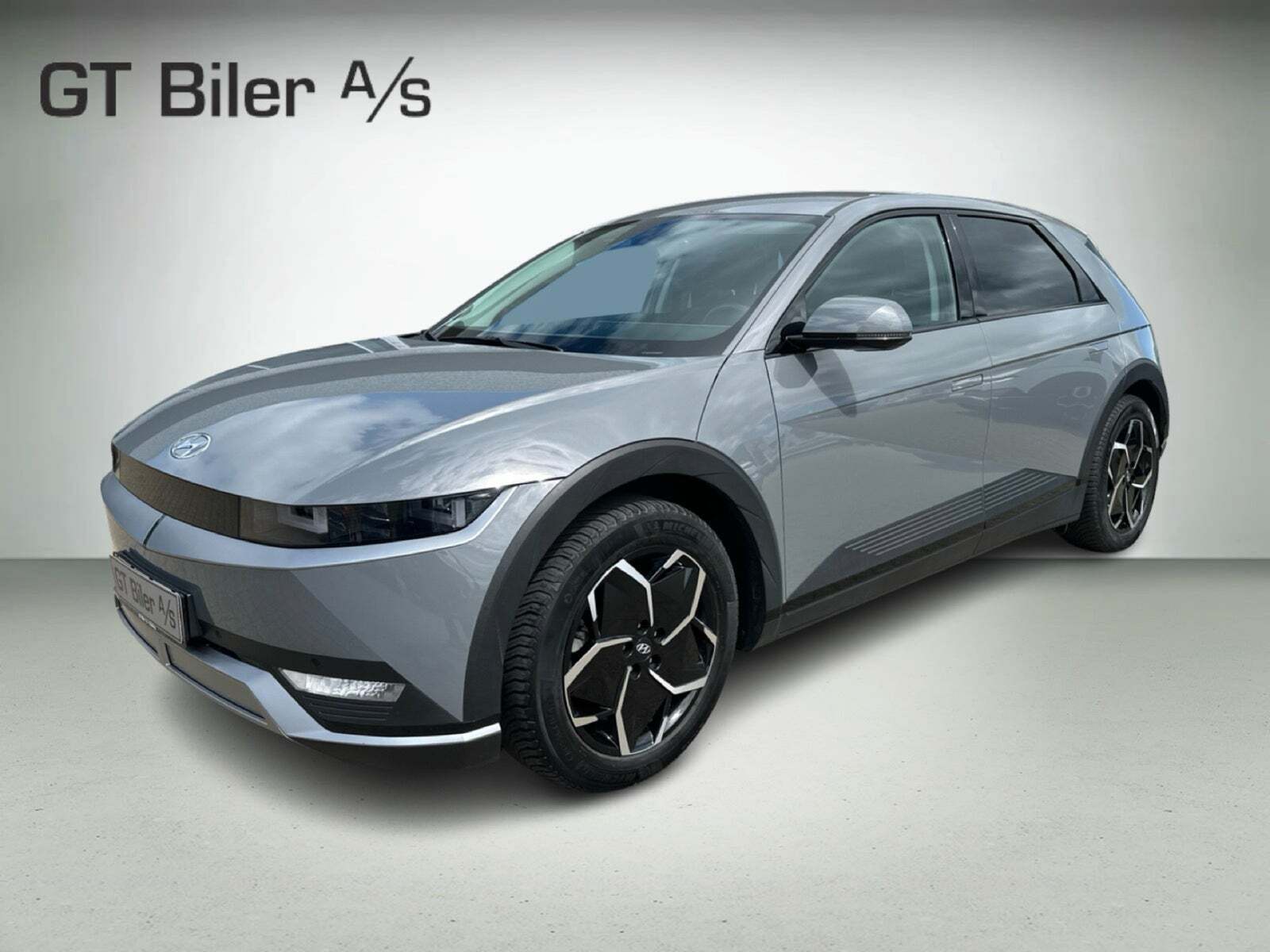 Grå Hyundai Ioniq 5 fra 2022 set udefra