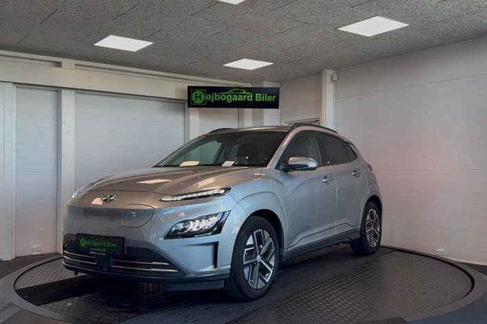 Sølv Hyundai Kona fra 2022 set udefra