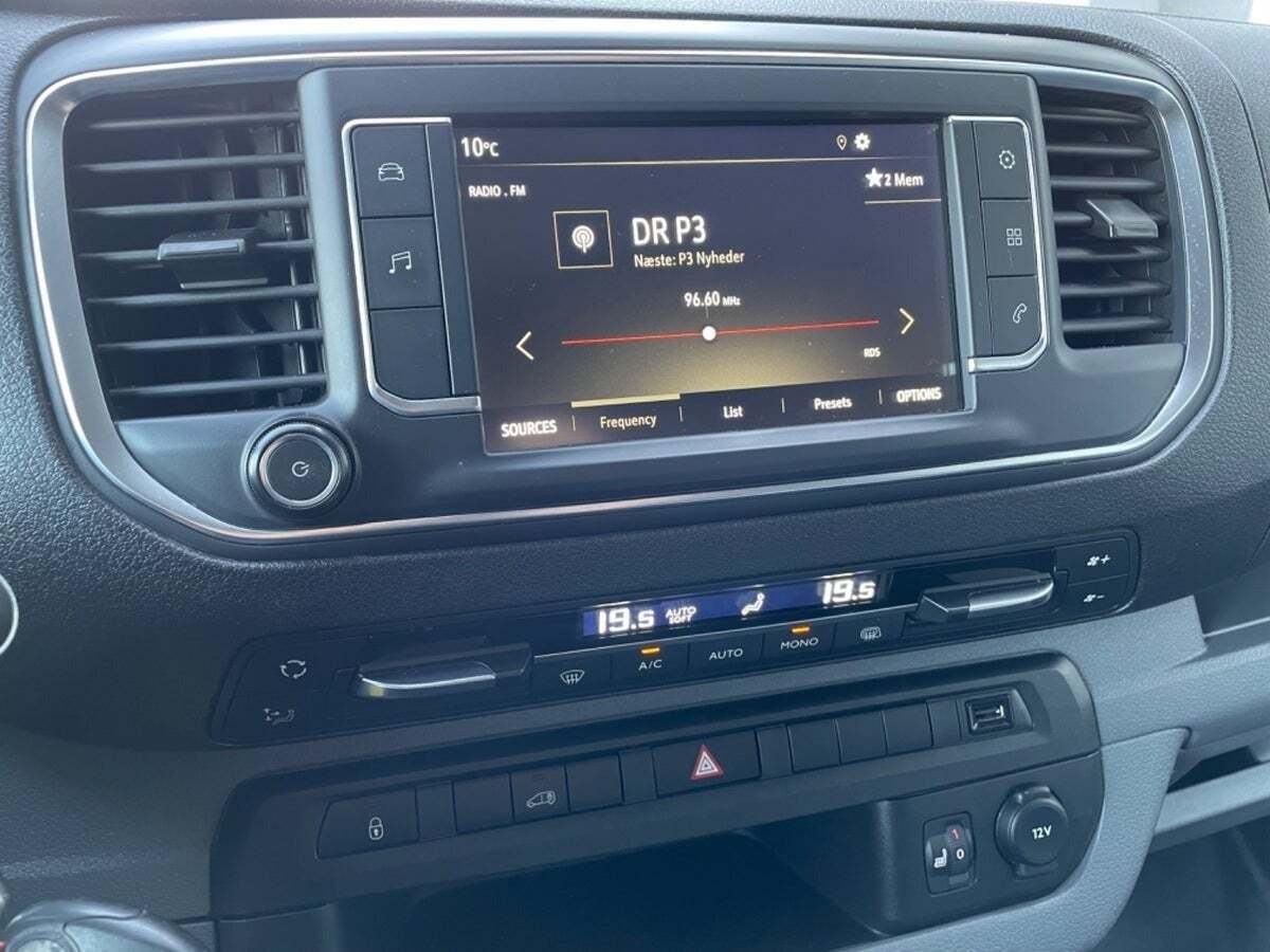 Hvid Opel Vivaro fra 2021