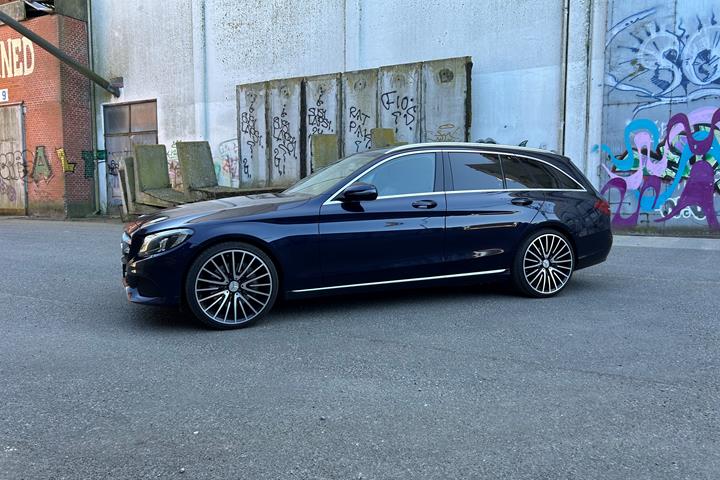 Blå Mercedes C-Klasse fra 2016