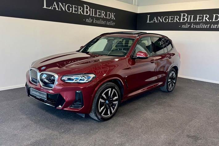 Rød BMW iX3 fra 2023 set udefra
