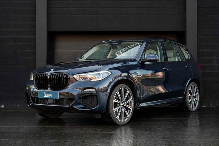 Blå BMW X5 fra 2020 set udefra