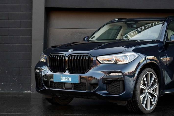 Blå BMW X5 fra 2020