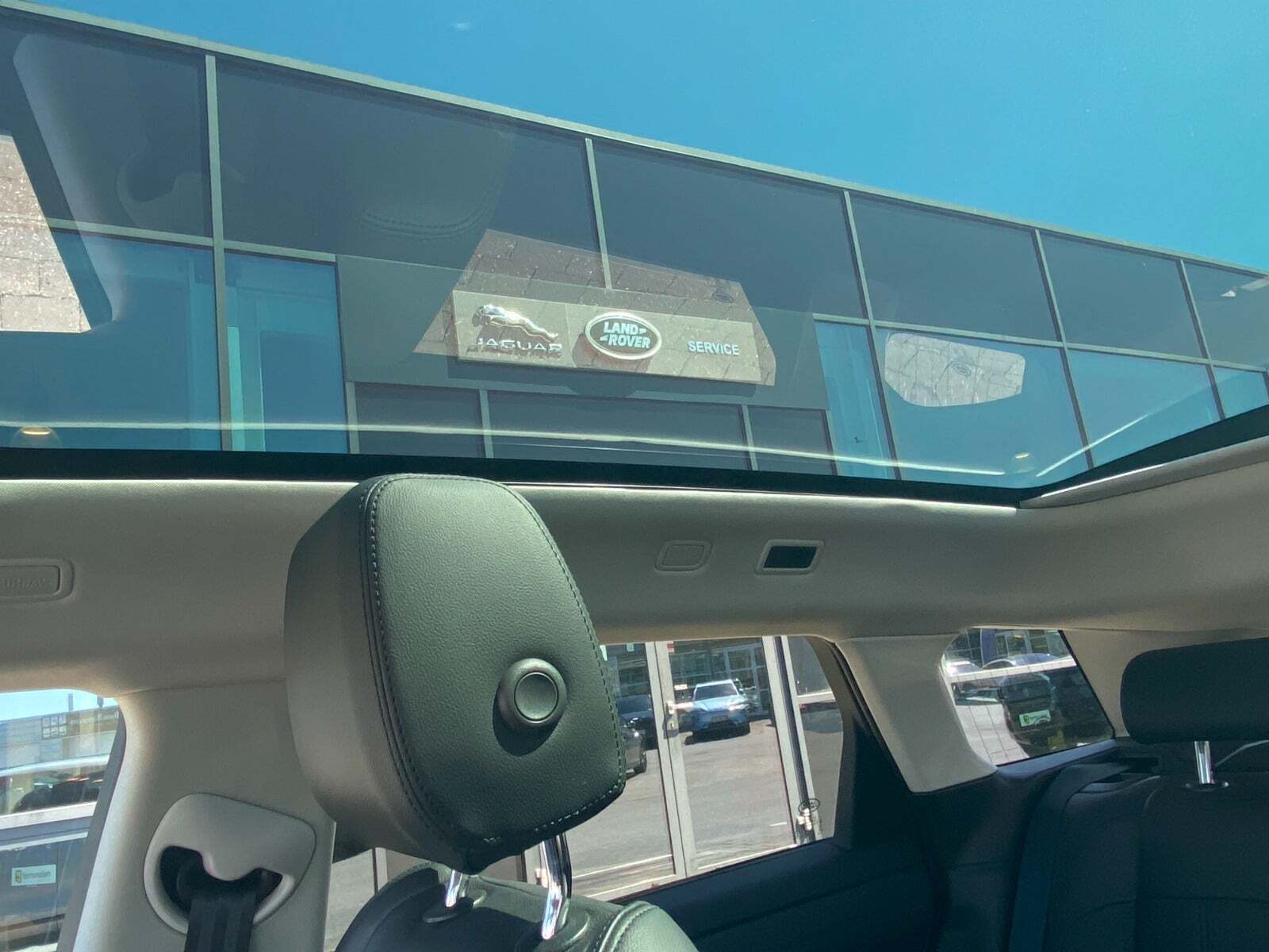 Grå Land Rover Range Rover evoque fra 2022