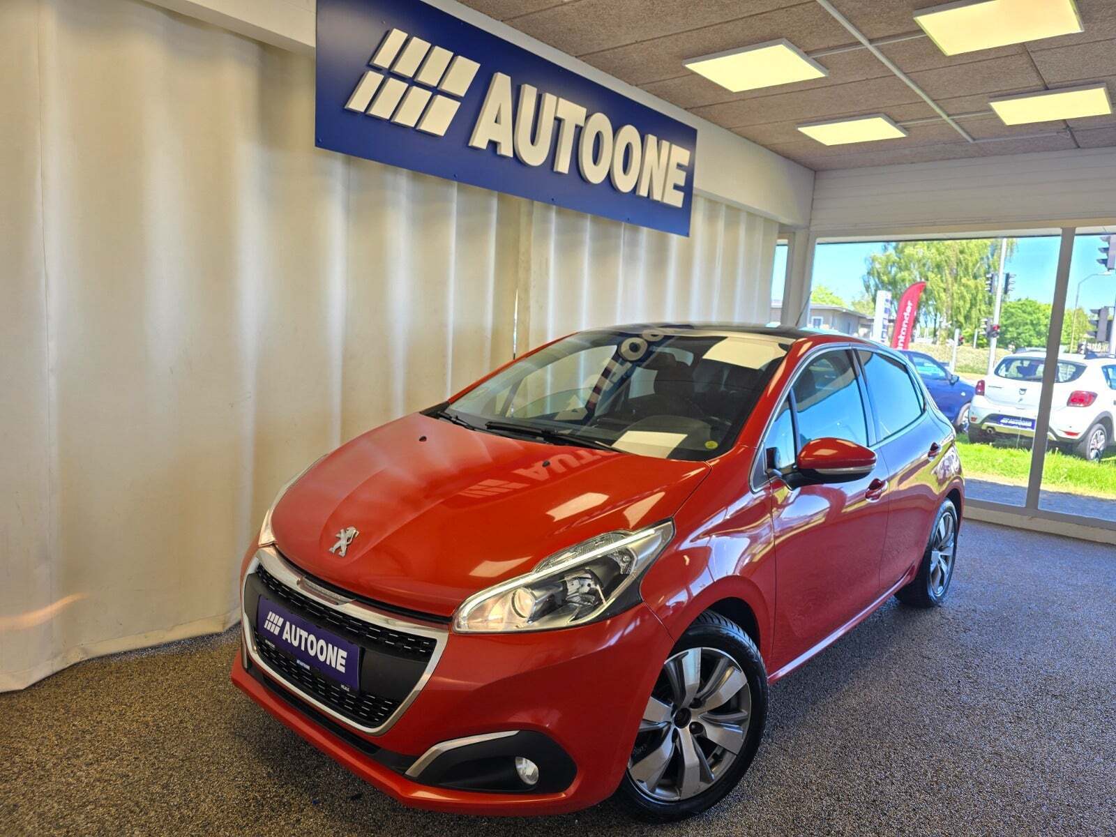 Orange Peugeot 208 fra 2019 set udefra