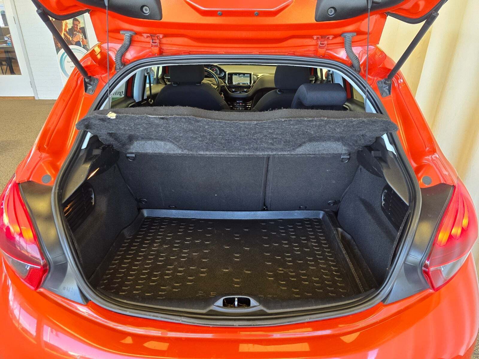 Orange Peugeot 208 fra 2019