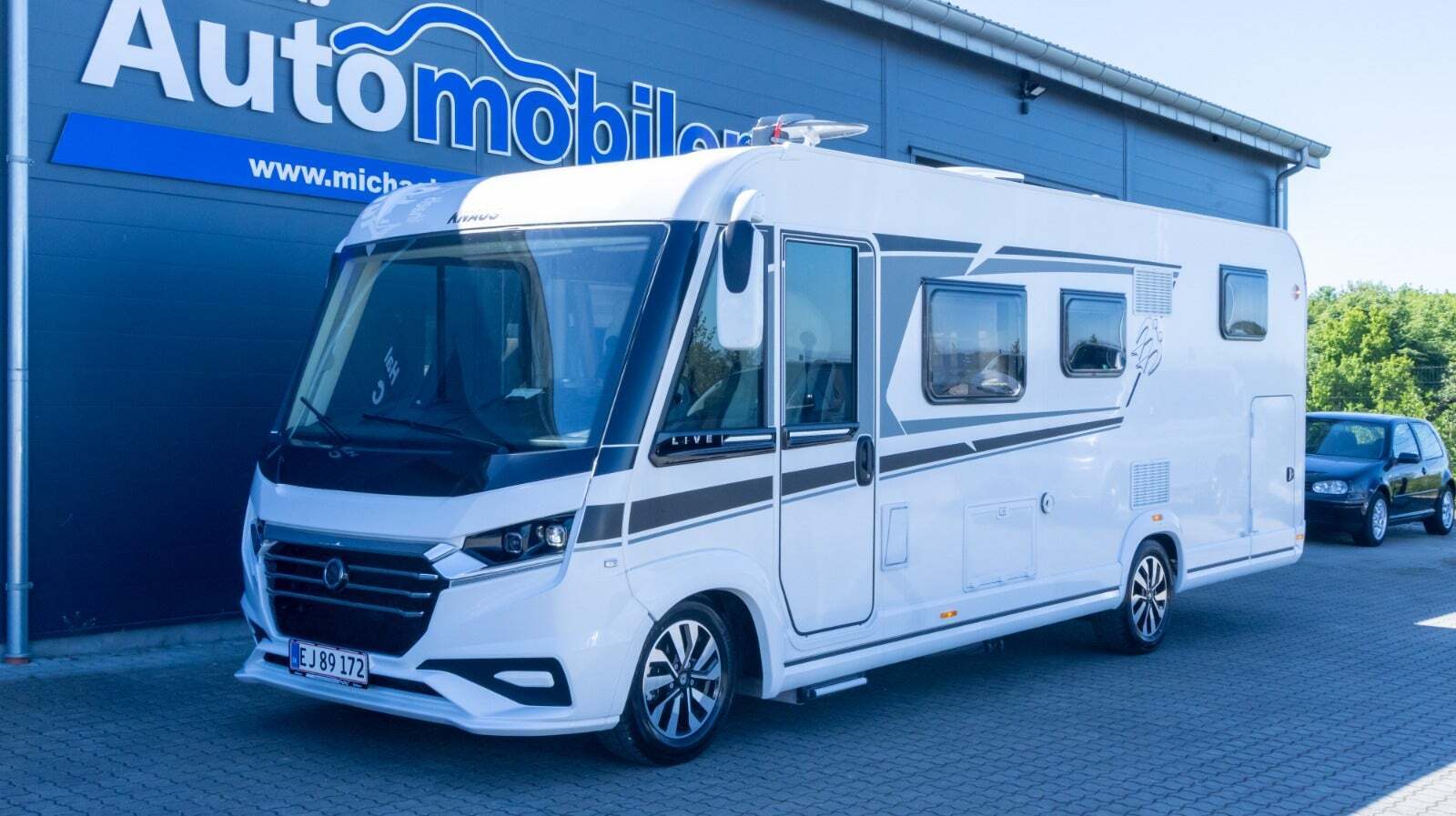Hvid Fiat Knaus fra 2025 set udefra