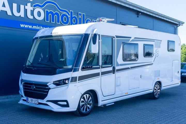 Hvid Fiat Knaus fra 2025 set udefra