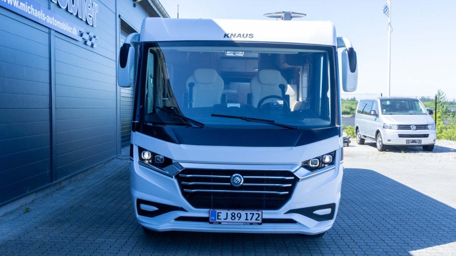 Hvid Fiat Knaus fra 2025 set udefra
