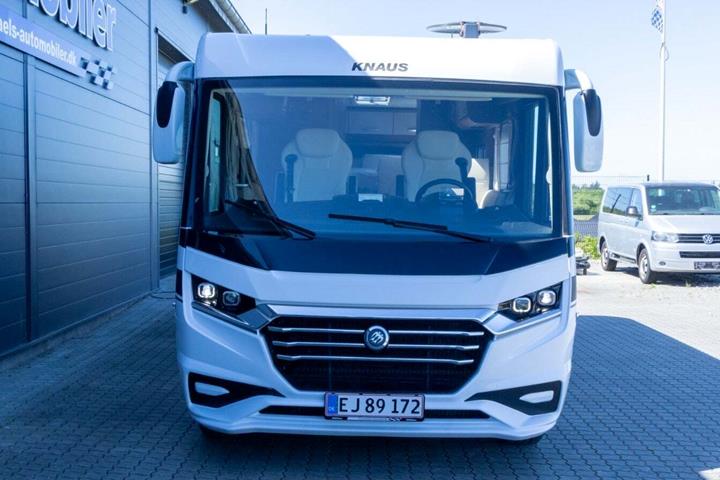 Hvid Fiat Knaus fra 2025 set udefra