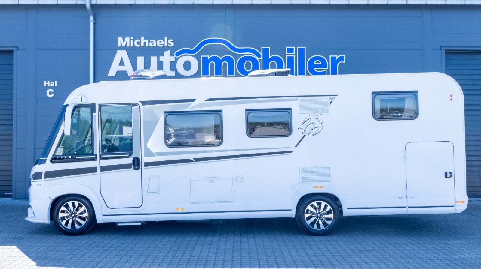 Hvid Fiat Knaus fra 2025 set udefra