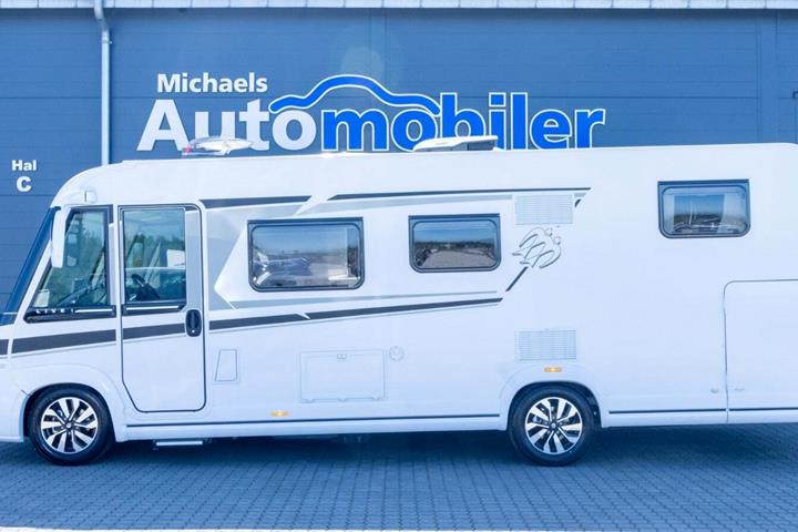Hvid Fiat Knaus fra 2025 set udefra