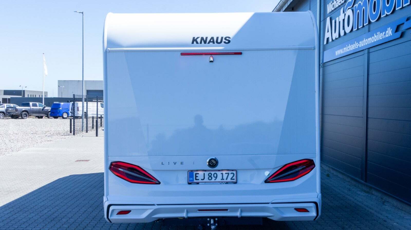 Hvid Fiat Knaus fra 2025 set udefra