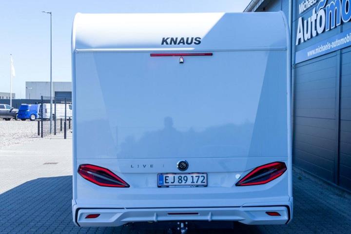 Hvid Fiat Knaus fra 2025 set udefra