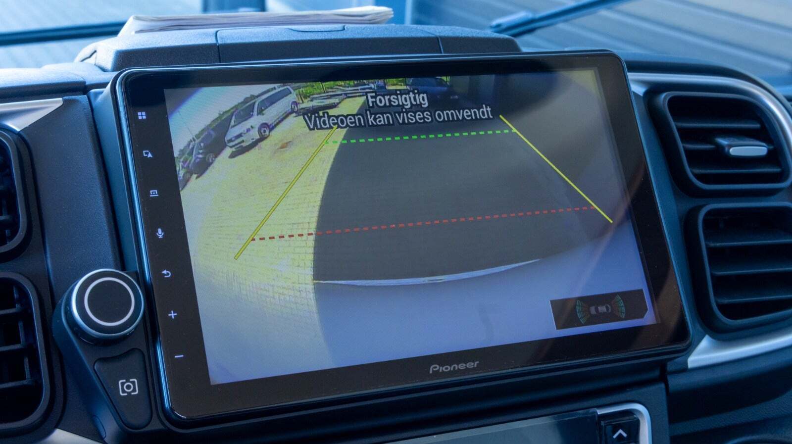 Hvid Fiat Knaus fra 2025 set indefra