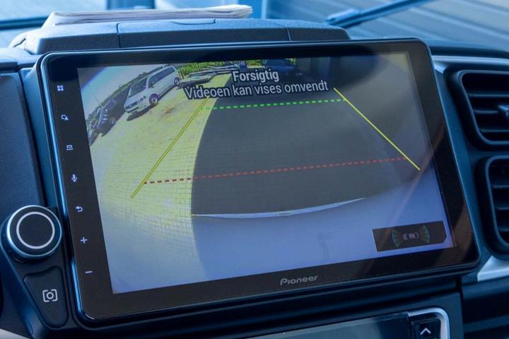 Hvid Fiat Knaus fra 2025 set indefra