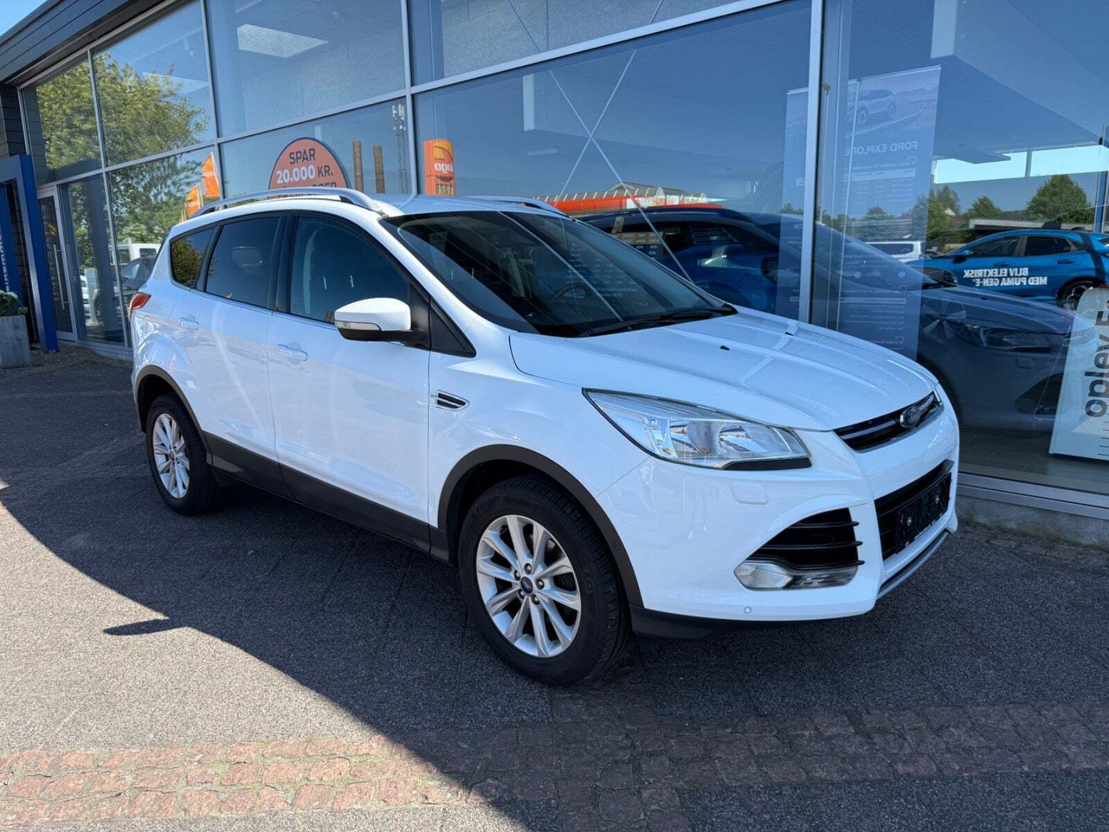 Hvid Ford Kuga fra 2016 set udefra