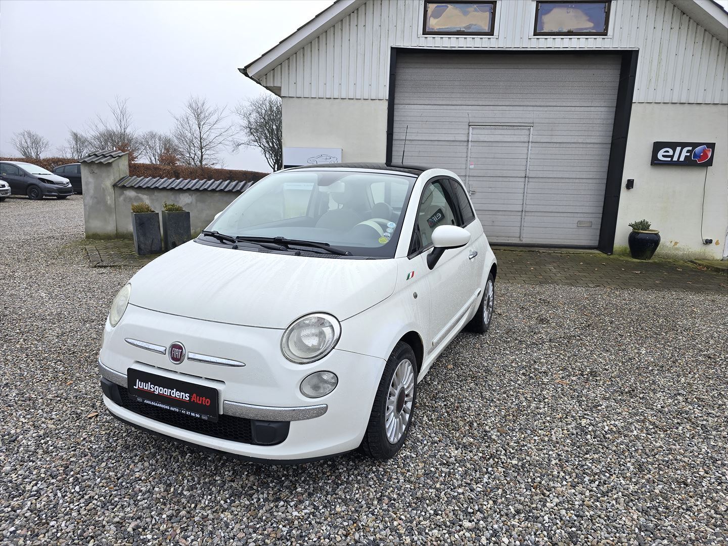 Hvid Fiat 500 fra 2008 set udefra