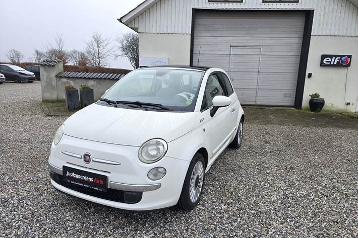 Hvid Fiat 500 fra 2008 set udefra