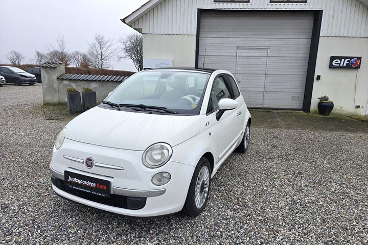 Hvid Fiat 500 fra 2008 set udefra