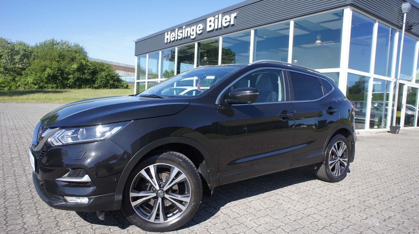 Sort Nissan Qashqai fra 2018 set udefra