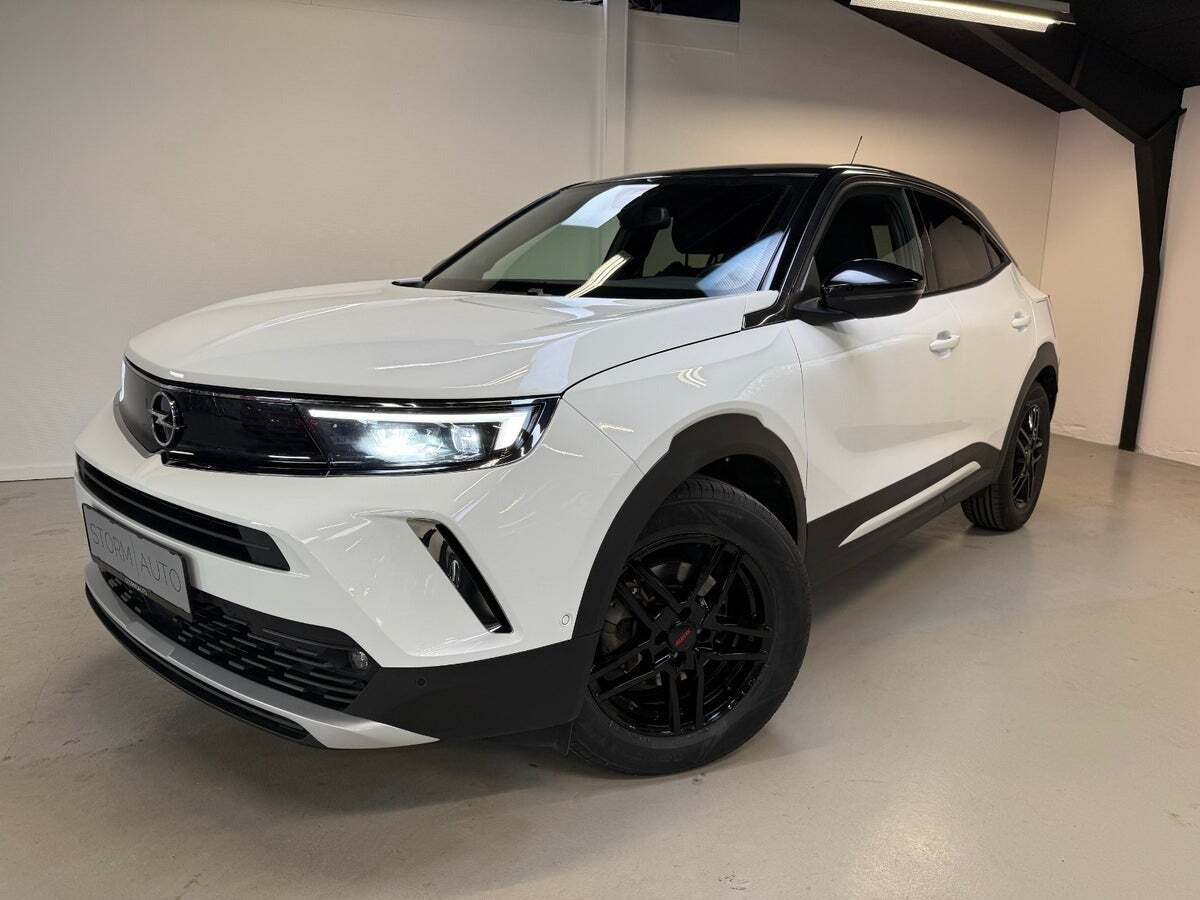 Hvid Opel Mokka-e fra 2022 set udefra