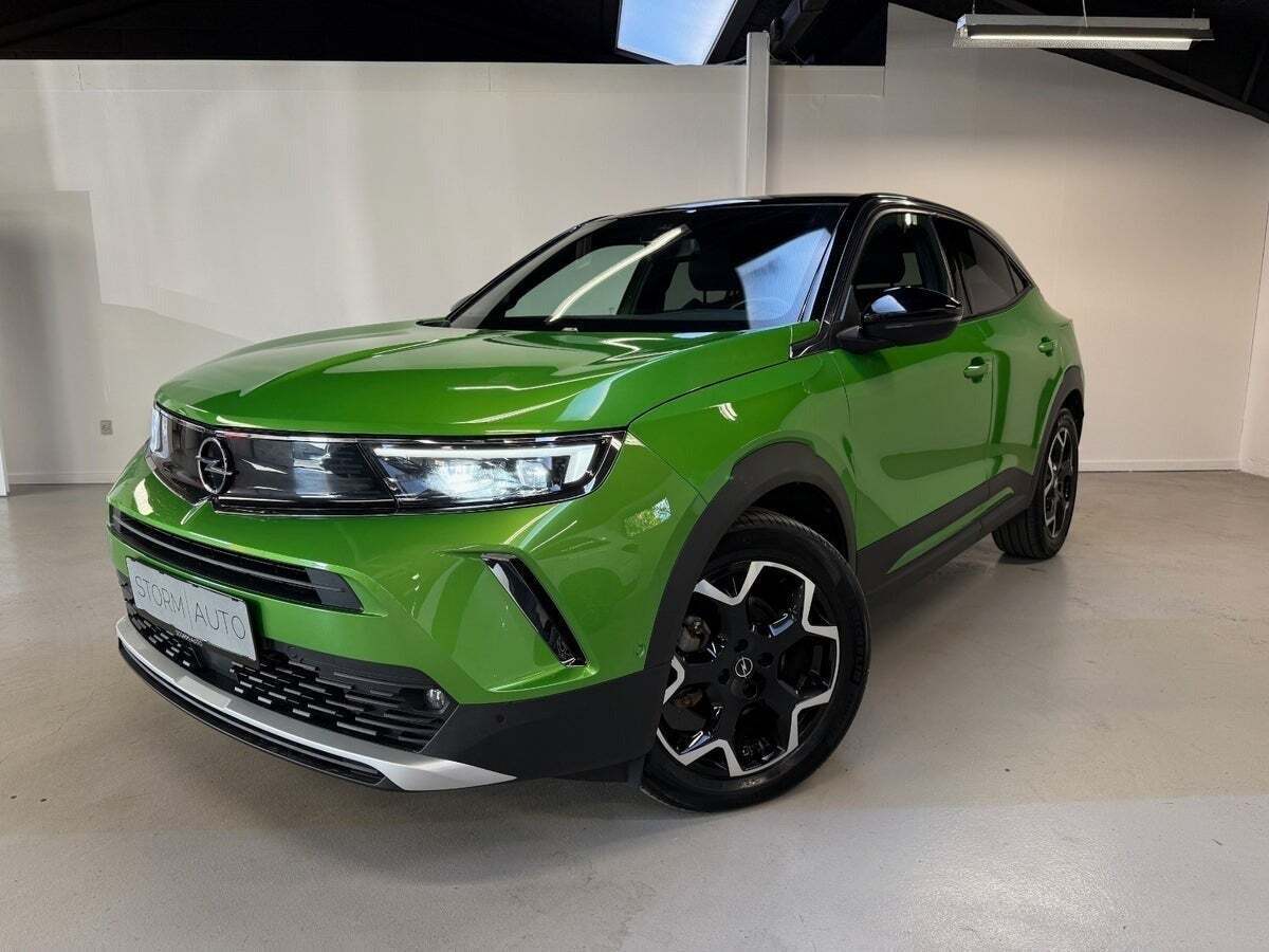 Grøn Opel Mokka-e fra 2022 set udefra