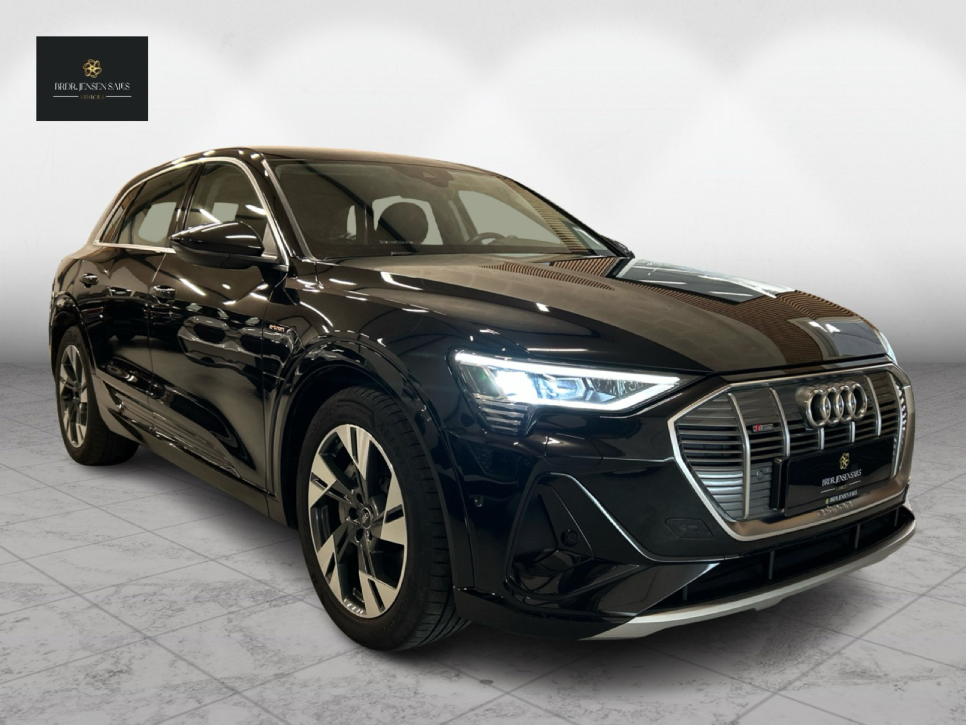 Sort Audi e-tron fra 2023 set udefra