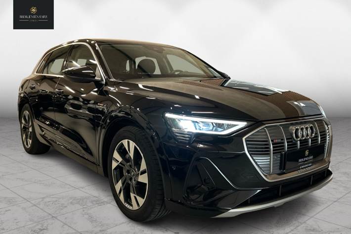 Sort Audi e-tron fra 2023 set udefra