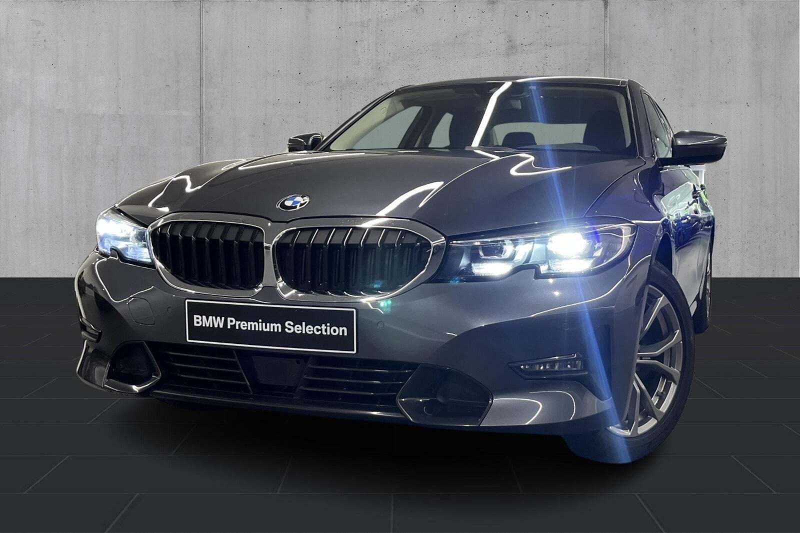 Grå BMW 320d fra 2021 set udefra