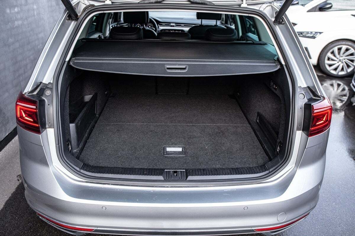 Sølv VW Passat fra 2021