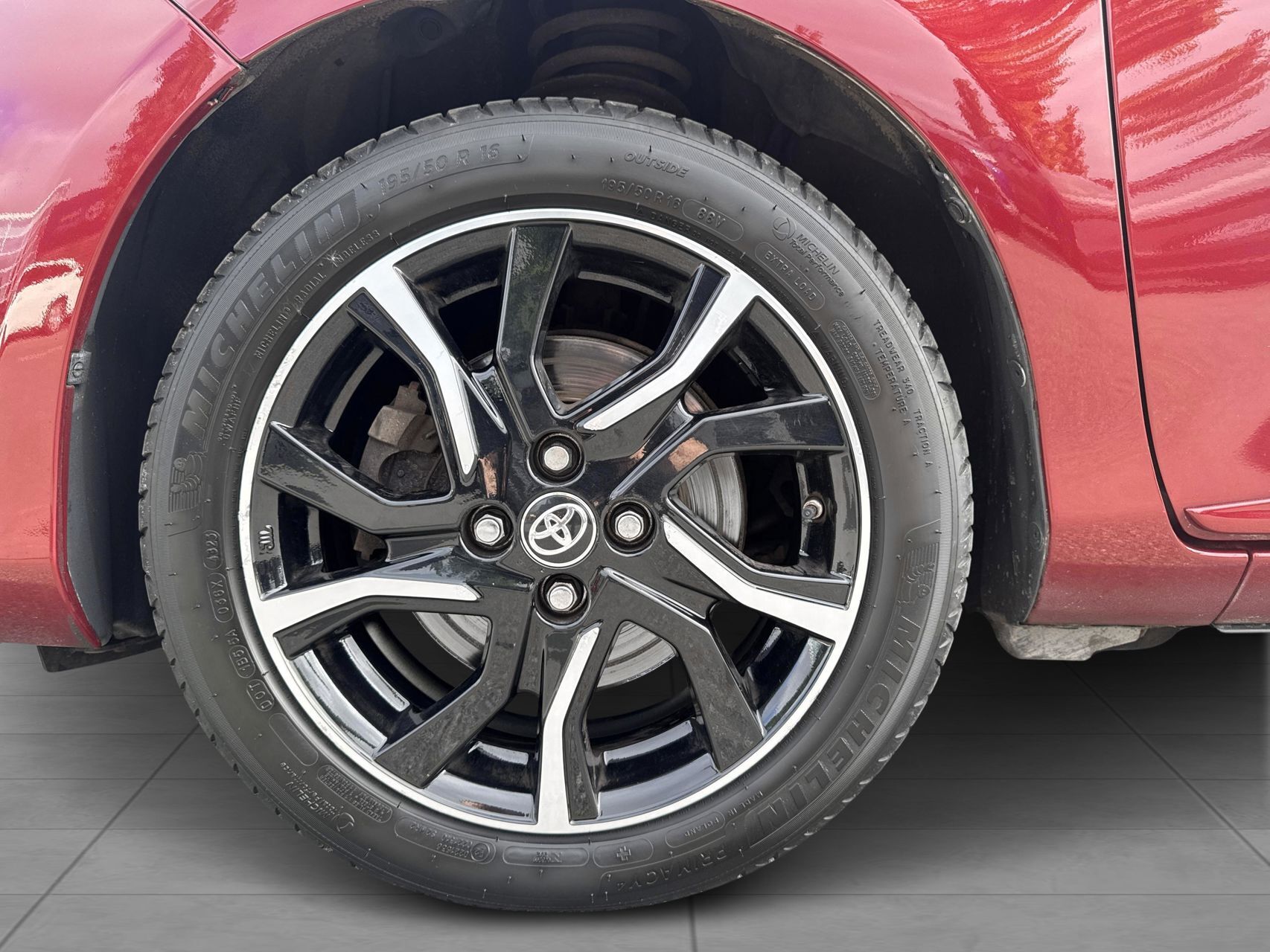 Rød Toyota Yaris fra 2017