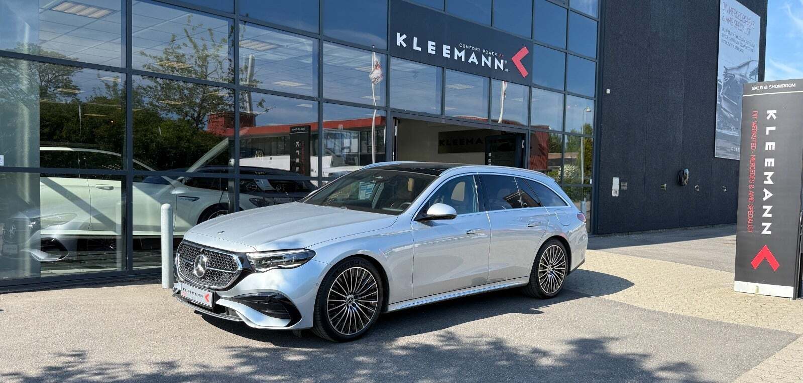 Sølv Mercedes E300 de fra 2024 set udefra