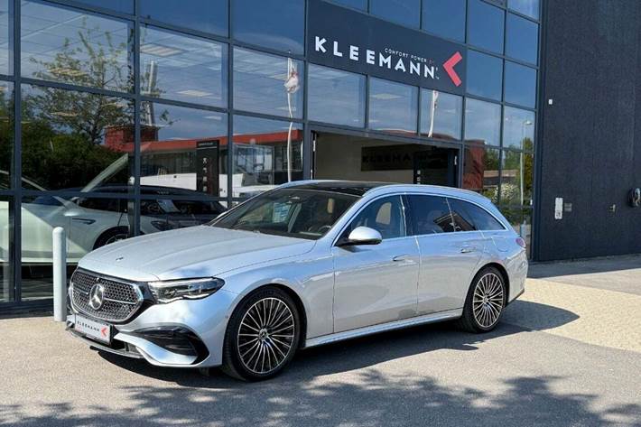 Sølv Mercedes E300 de fra 2024 set udefra