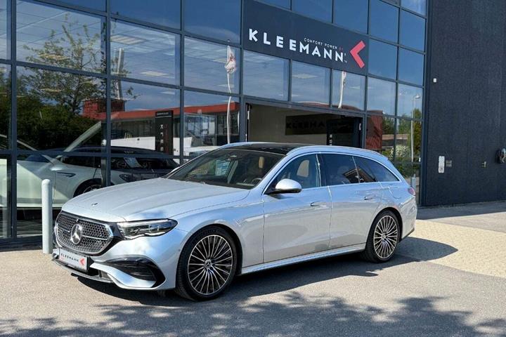 Sølv Mercedes E300 de fra 2024 set udefra